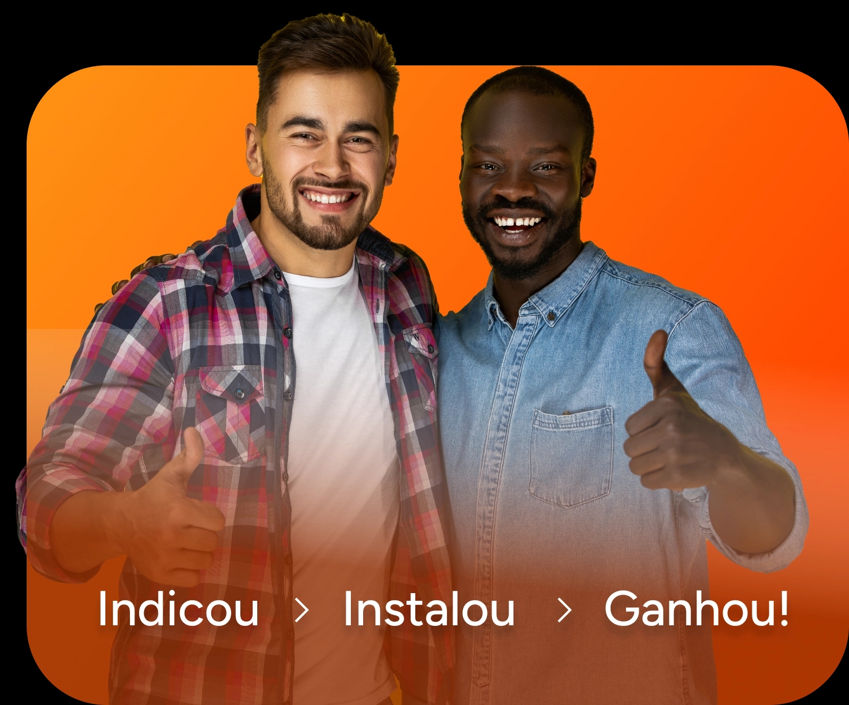 Imagem de dois homens sorrindo e fazendo um gesto positivo com as mãos.