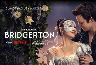 Imagem da serie Bridgerton, onde mostra o casal principal se abraçando em um jardim à noite.