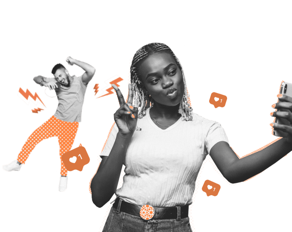 Mulher feliz tirando foto no celular, com um homem ao fundo ouvindo música