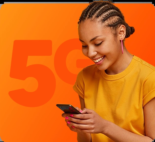 jovem de cabelos trançados, sorrindo enquanto usa um smartphone. Ela veste uma camiseta amarela. O fundo é alaranjado e exibe o texto "5G" em destaque.