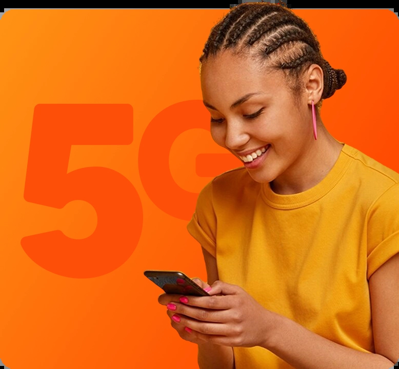 jovem de cabelos trançados, sorrindo enquanto usa um smartphone. Ela veste uma camiseta amarela. O fundo é alaranjado e exibe o texto "5G" em destaque.