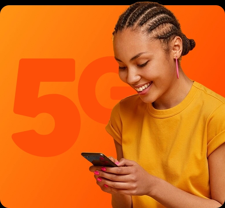 jovem de cabelos trançados, sorrindo enquanto usa um smartphone. Ela veste uma camiseta amarela. O fundo é alaranjado e exibe o texto "5G" em destaque.